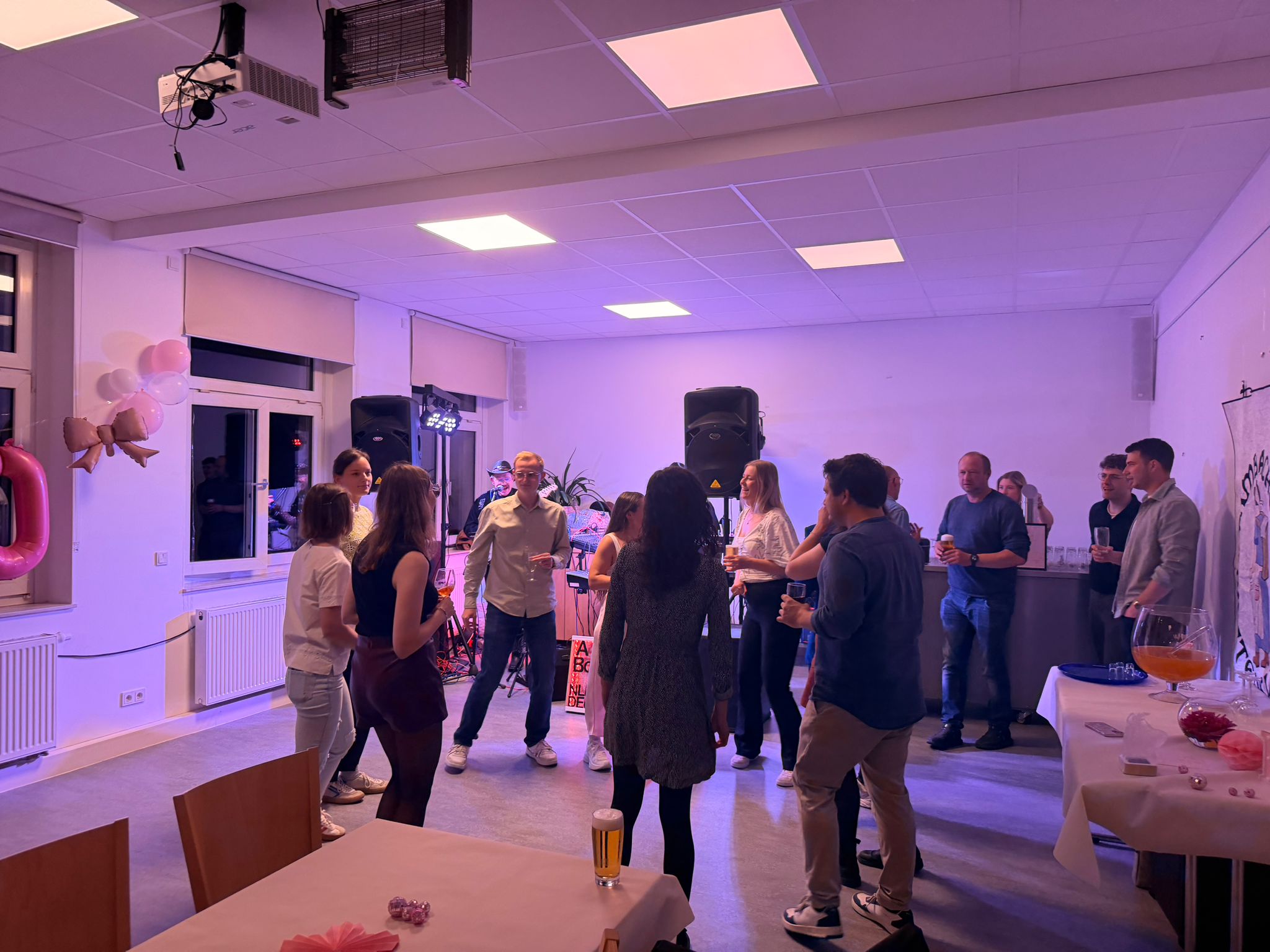 A La Bonheure spielt live auf einem Fest mit tanzendem Publikum